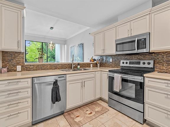 4th image of 1725 Martin Dr #201