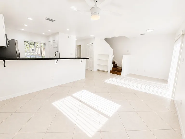 324 NW 3rd St #D — Photo 4