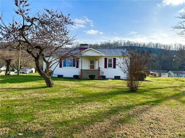 704 Riverview Dr, Belmont, WV 26134