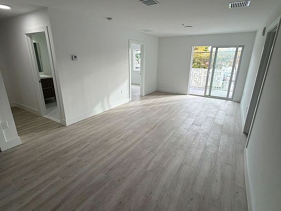 5th image of 32 NW 14th Ave #402