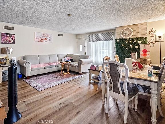 3rd image of 22855 Vanowen St