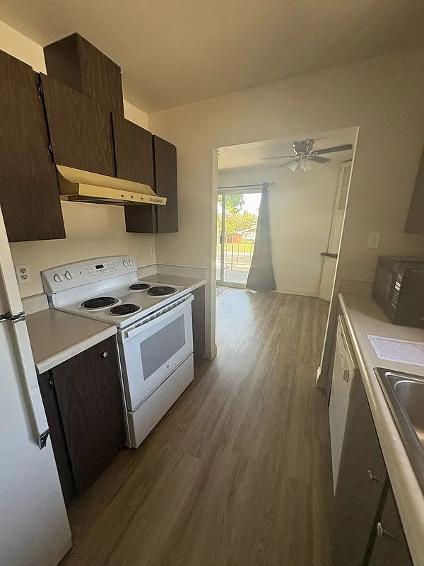 2 bed, 1.0 bath, 781 sqft, $1,900 — Photo 4