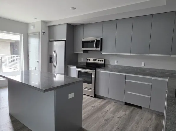 7040 N Woodman Ave #306, Van Nuys, CA 91405