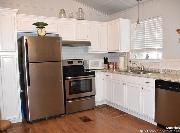 4th image of 650 Canyon Springs Dr