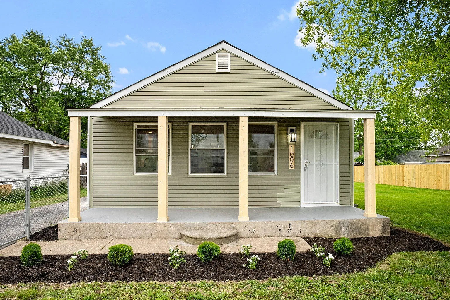 1006 Midland Ave photo 1