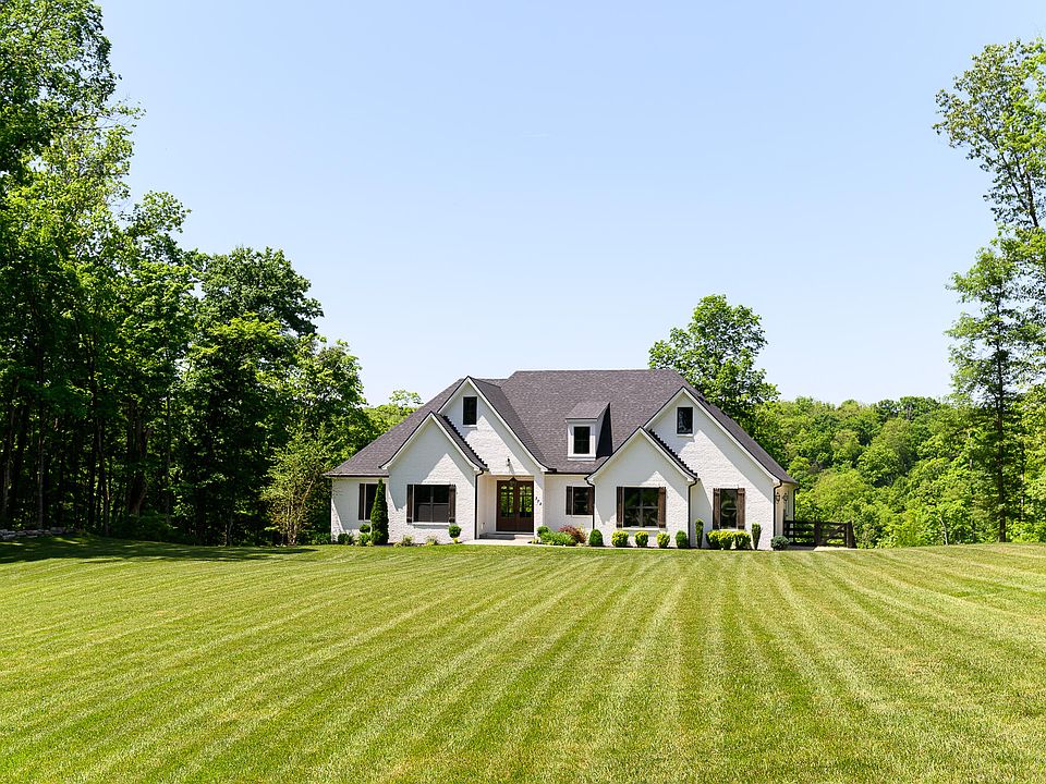 1st image of 372 Avawam Dr