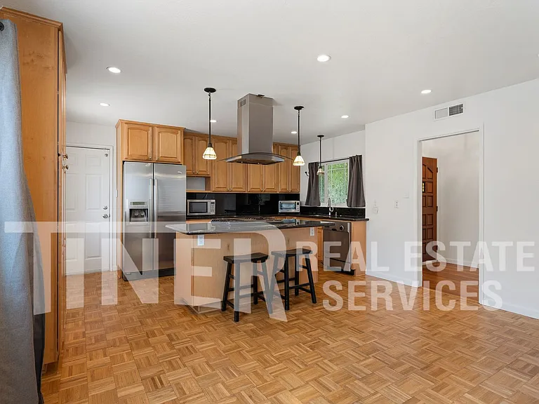 9136 Cecile Way — Photo 3