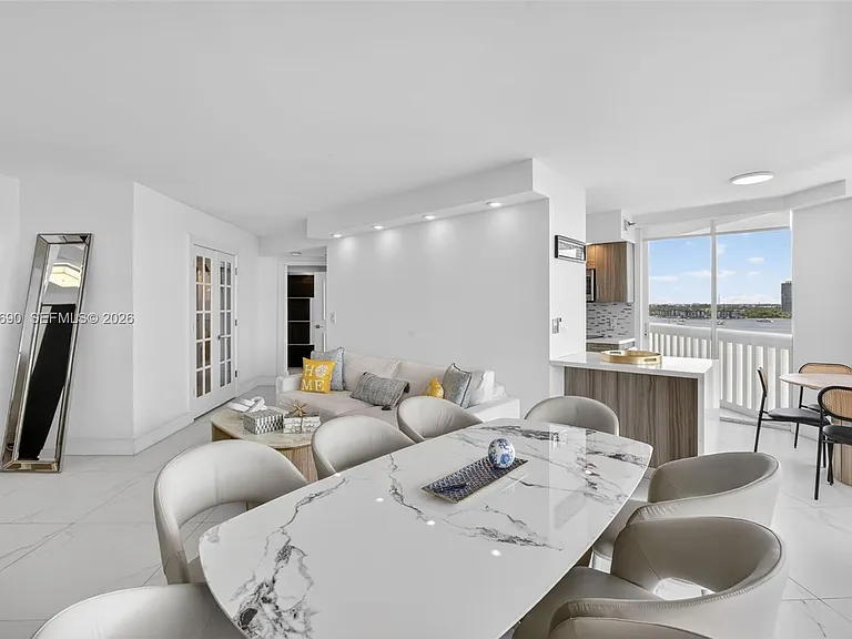 1000 Island Blvd #1410 — Photo 4