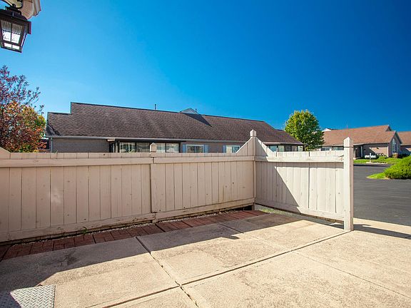 3rd image of 2496 Meadow Glen Ln