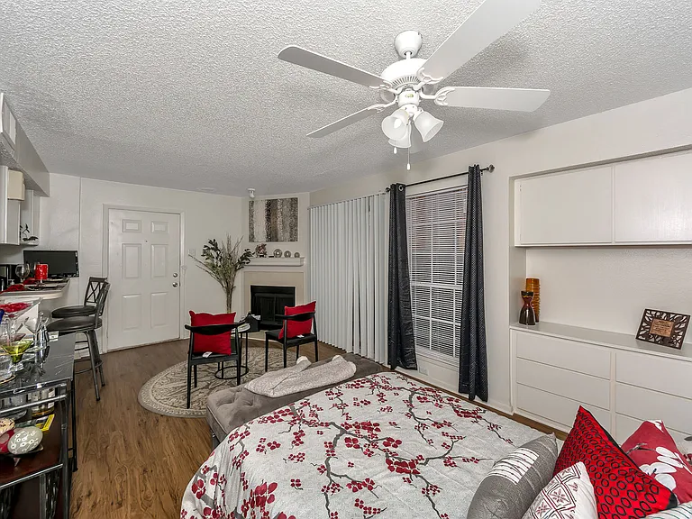 Centerpoint Apartments — Photo 13