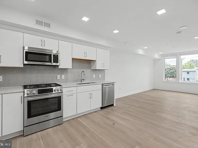 701 N Henry St #213 — Photo 24
