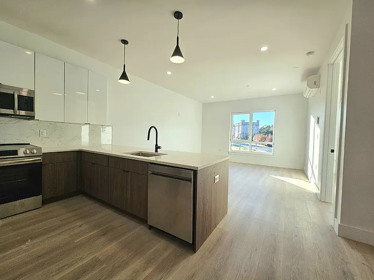 472 Mountainview Ave #103 — Photo 2