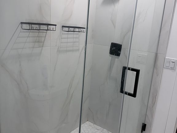 3rd image of 1146 N Sycamore Ave Room B