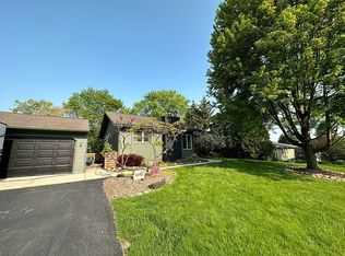 1445 S Ridgeway Rd, New Berlin, WI 53146
