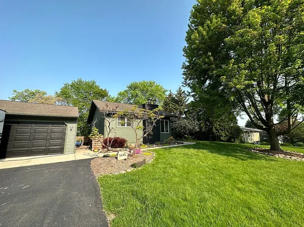 1445 S Ridgeway Rd, New Berlin, WI 53146