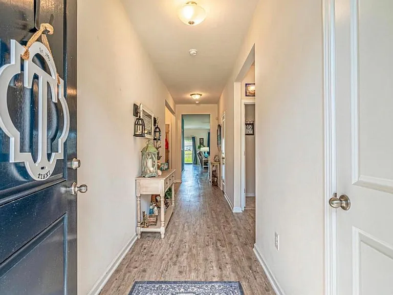 567 Hay Hill Ln — Photo 2