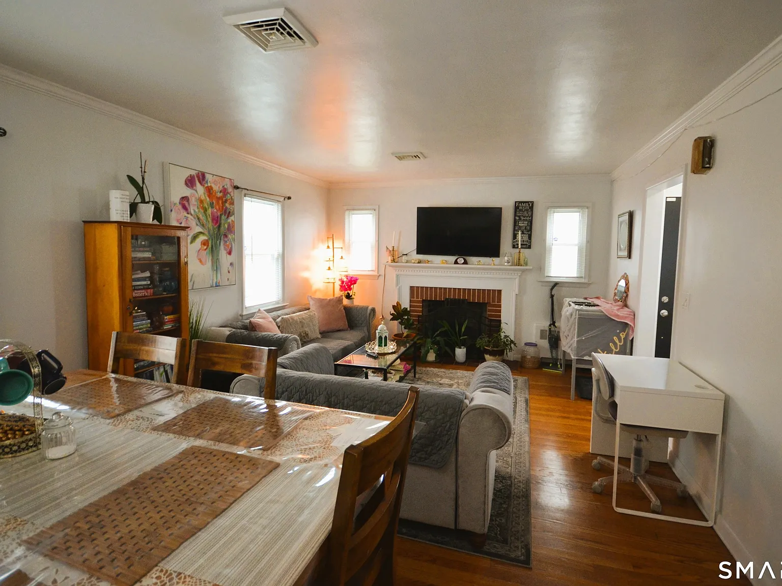 3 bed, 1.0 bath, 1094 sqft, $3,600 — Photo 2