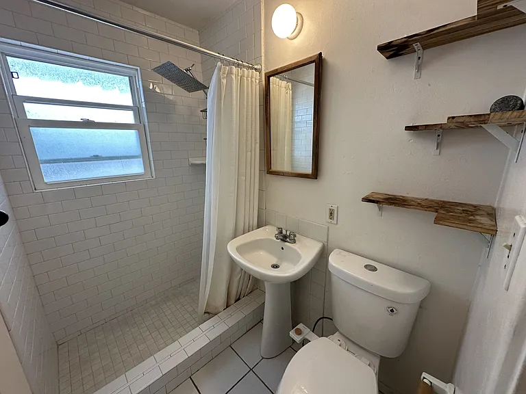 1258 1/2 Thomas Ave — Photo 3