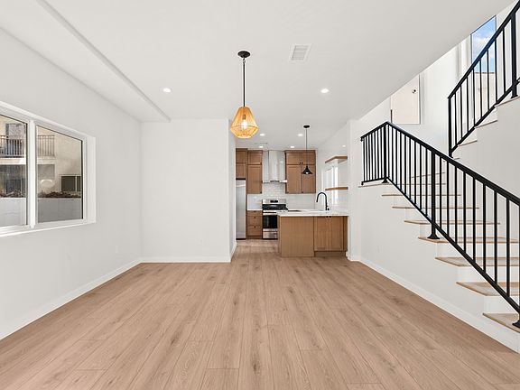 4th image of 128 S Swall Dr #1/2