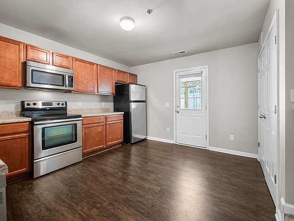 5th image of 136 Greenford Pl