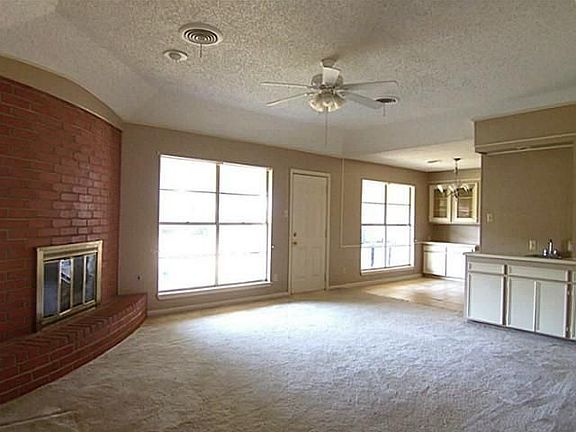 3rd image of 135 Lawrence Cir