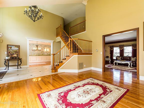 3rd image of 19 Hunting Hollow Ct