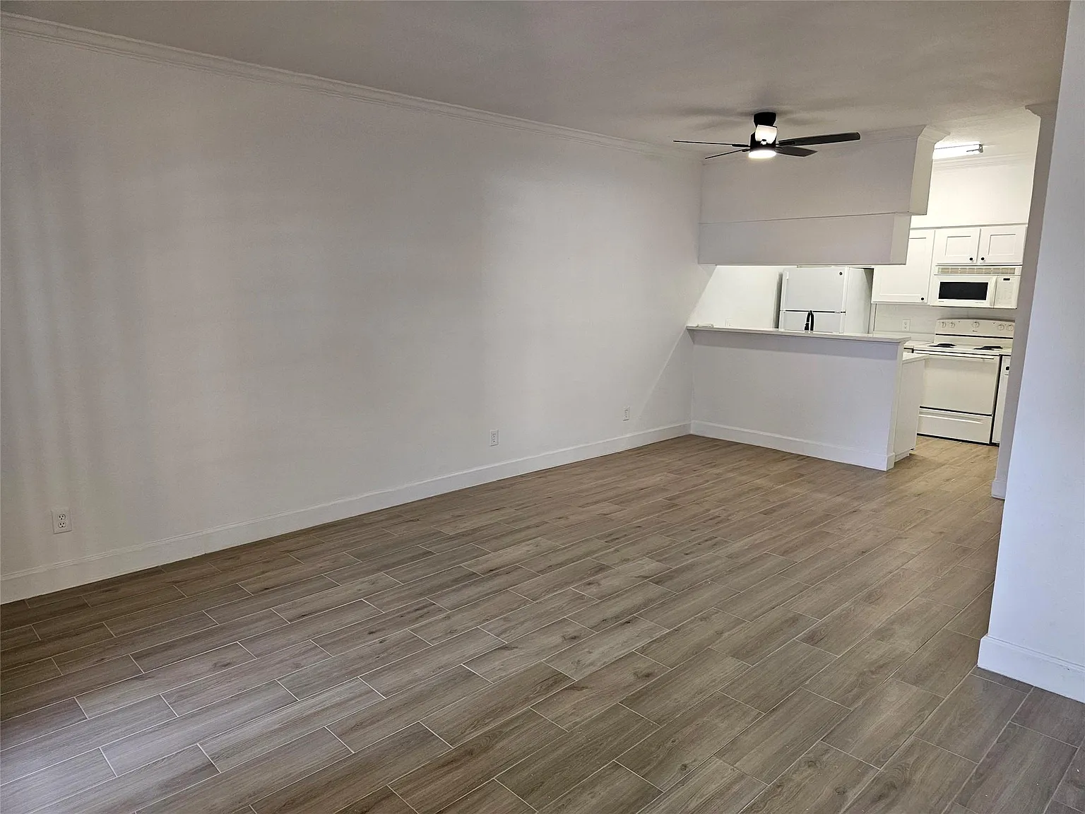 2 bed, 1.0 bath, 841 sqft, $1,300 — Photo 2
