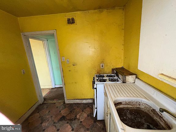 5th image of 5918 Burgundy St