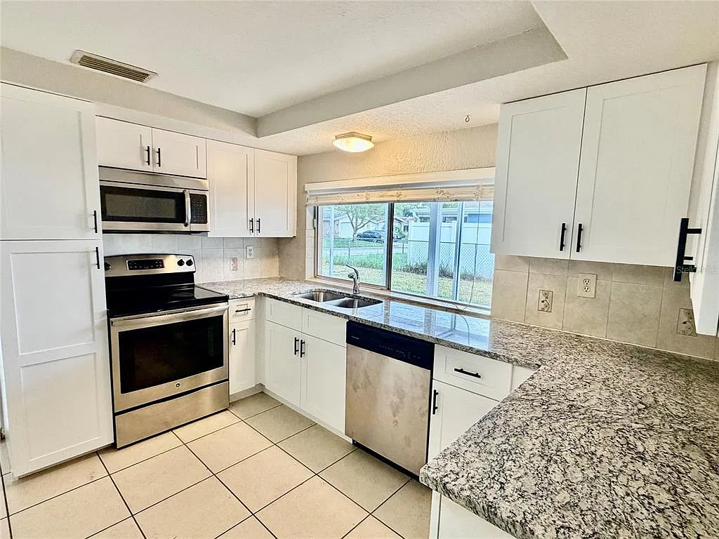 3 bed, 2.0 bath, 1334 sqft, $1,995 — Photo 3
