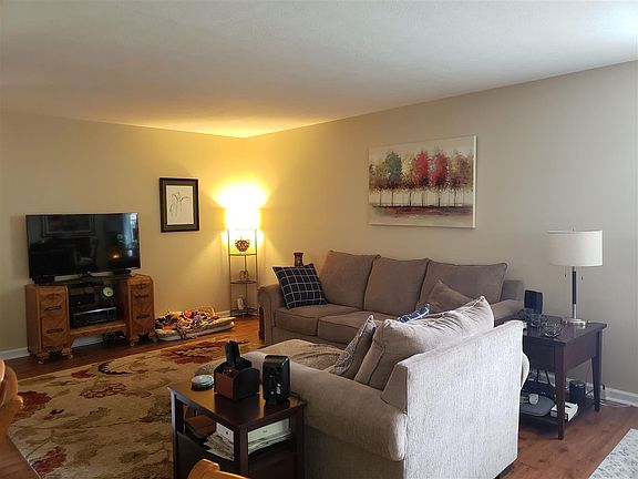 3rd image of 3427 Hamilton Place Dr