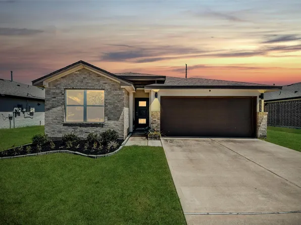 14734 Sweetwater Dr, Mont Belvieu, TX 77523