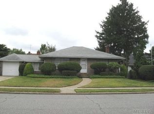 4 Garson Rd, Carle Place, NY 11514