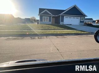 6102 Christie Ct, Davenport, IA 52807