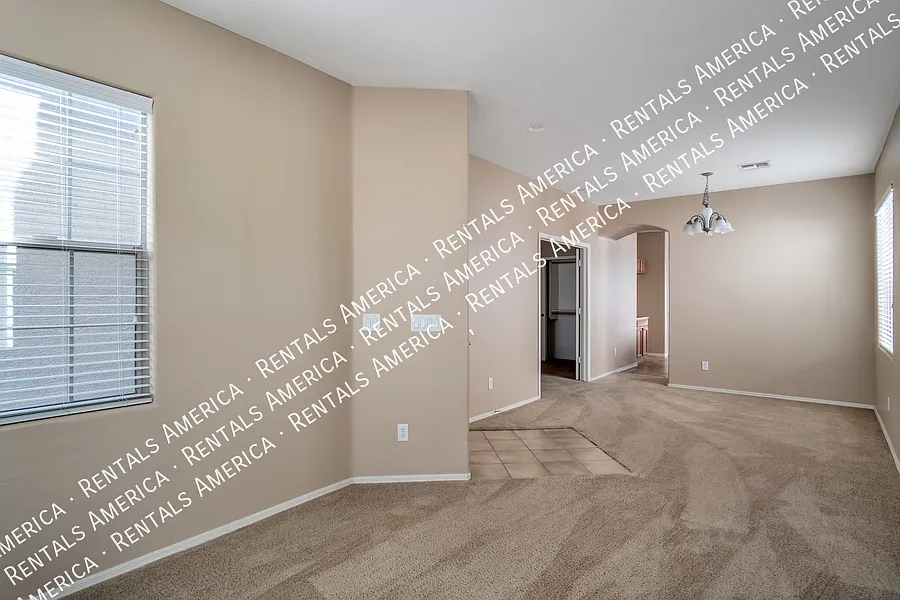 Beautiful 4 bed/ 2 bath home in Gilbert! — Photo 3