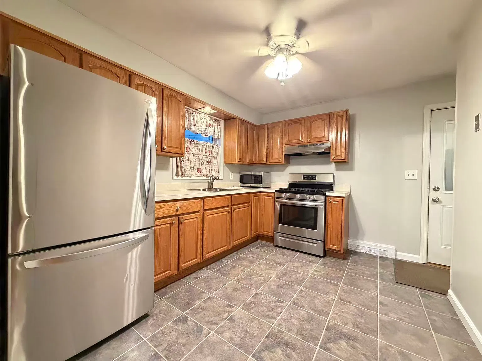 3 bed, 864 sqft, $3,800 — Photo 1