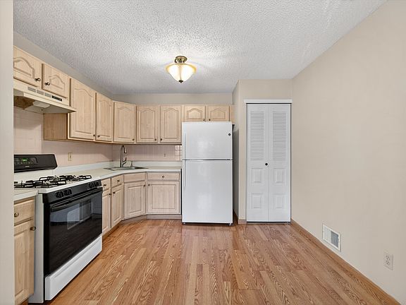 4th image of 403 Poets Way