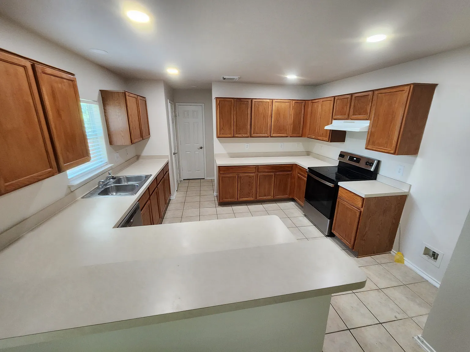 3 bed, 2.5 bath, 1768 sqft, $1,900 — Photo 3