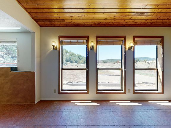 3rd image of 8 Lakeview Pl