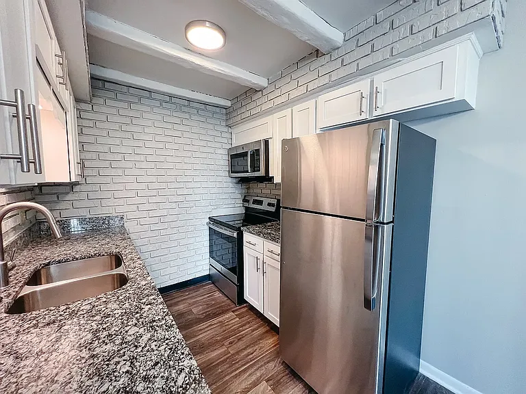 120 Oakley — Photo 6