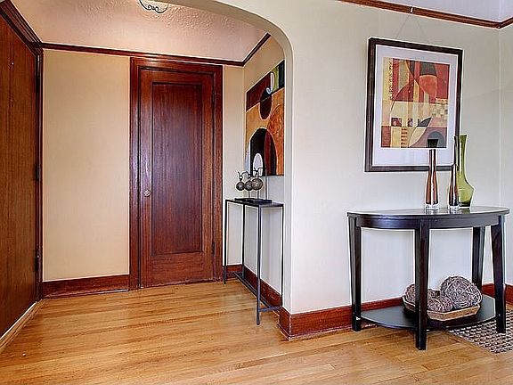 Formal entry w/ coat closet