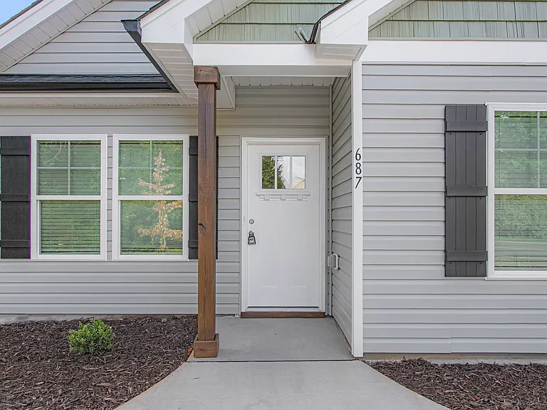 687 N Manning Ave — Photo 3