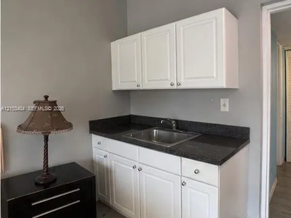 26 Diplomat Pkwy #2342, Hallandale, FL 33009