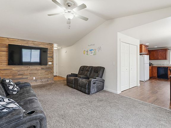 3rd image of 1110 W Davis St