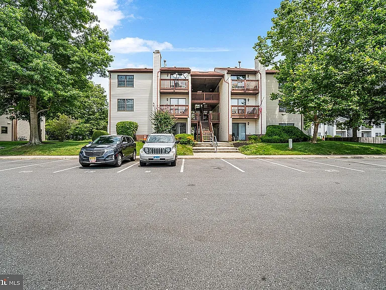 8 Whitemarsh Ct — Photo 3