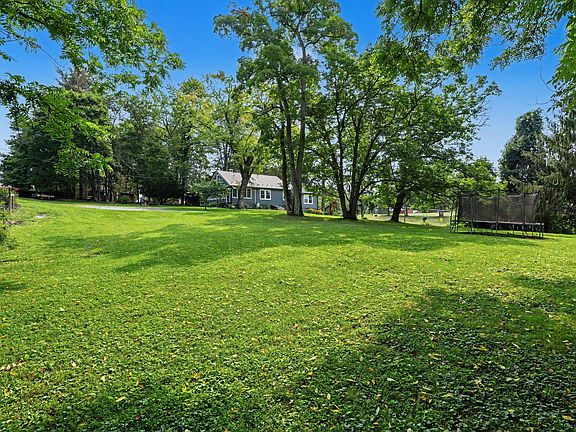 4th image of 1225 Valley Rd