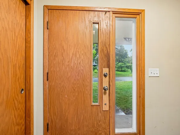 1525 Saint Croix Cir, Golden Valley, MN 55422