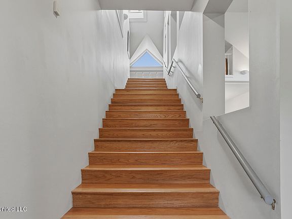 4th image of 915 Gillespie St