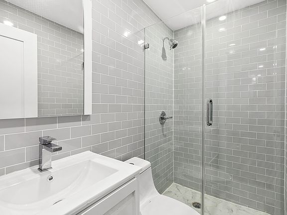5th image of 578 Bainbridge St