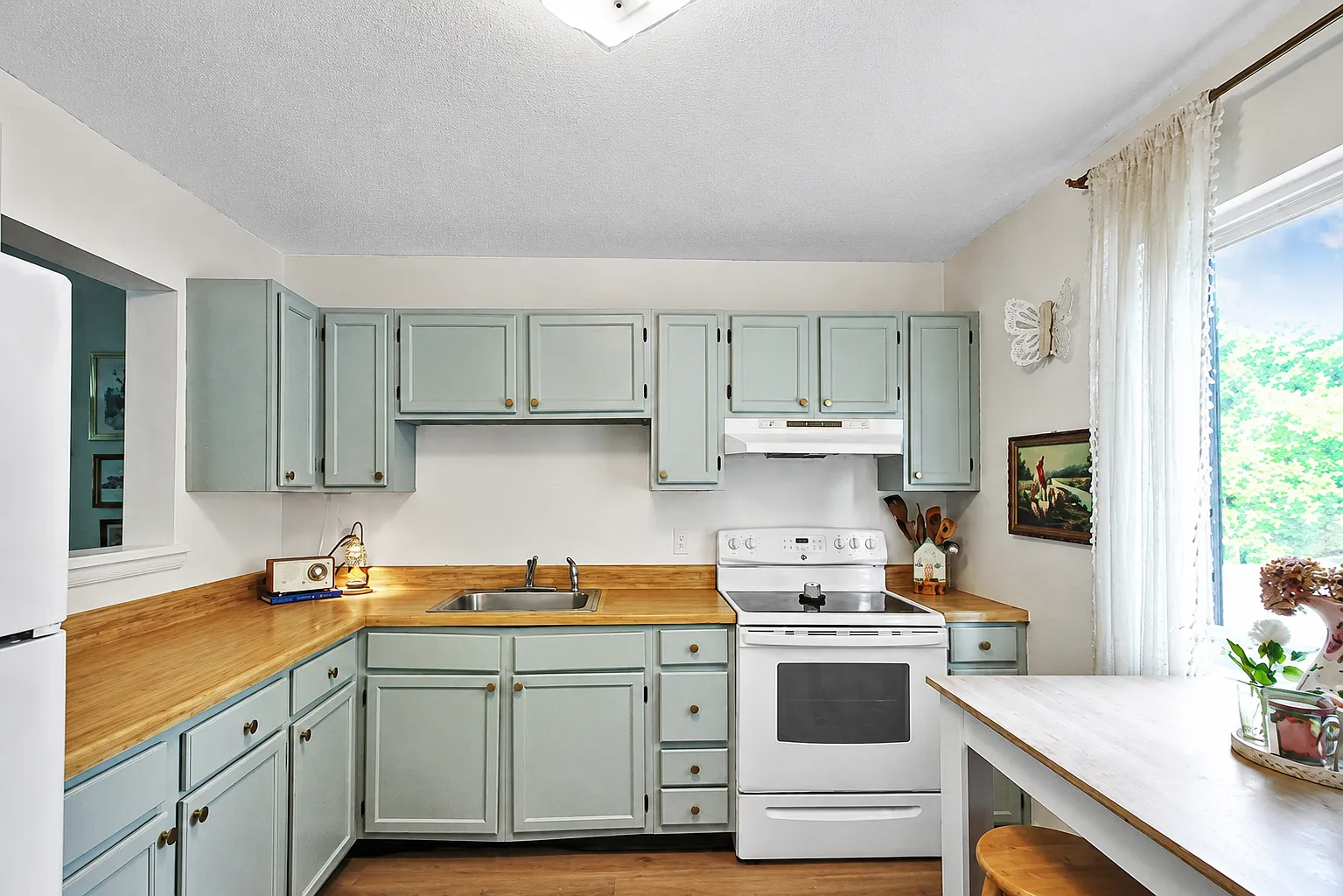 3 bed, 1.5 bath, 1188 sqft, $3,100 — Photo 2