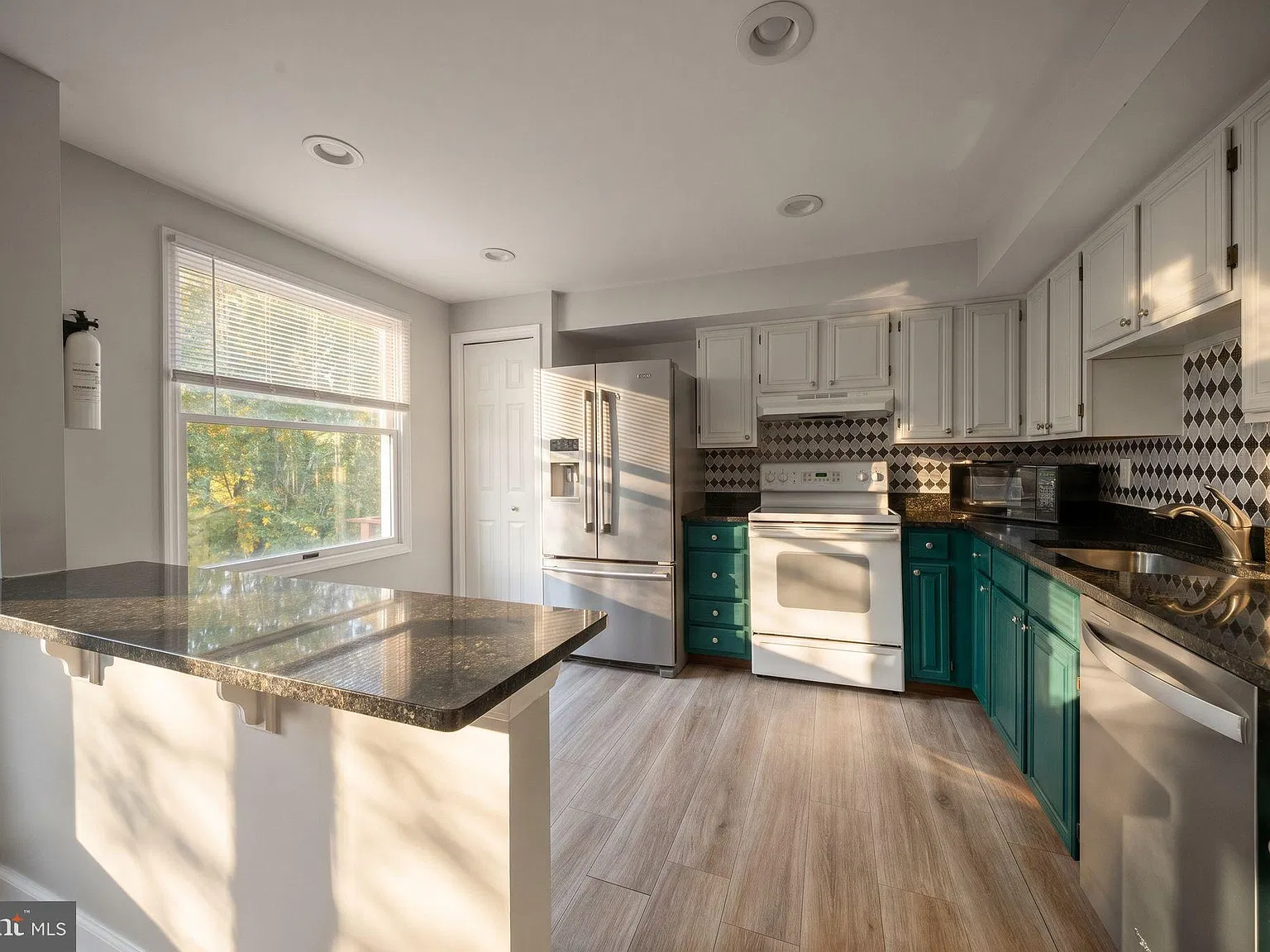 4 bed, 2.5 bath, 1494 sqft, $3,100 — Photo 2